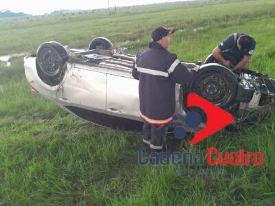 RESULTARON ILESOS TRAS DESPISTAR Y VOLCAR EN EL AUTO EN QUE VIAJABAN 1
