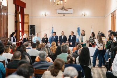 EL INTENDENTE VALDES Y LA AABE ENTREGARON TITULOS DE LAS 1000 VIVIENDAS 1